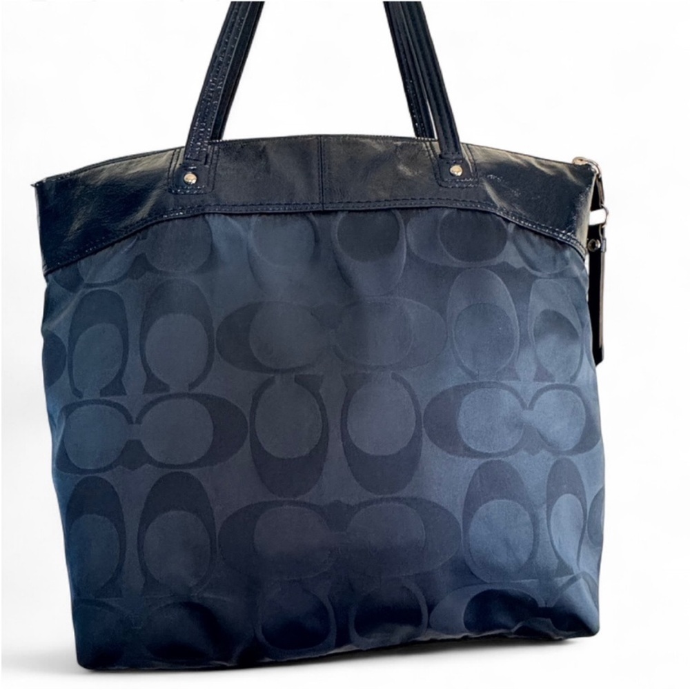 Vintage Coach Laura signature print
Large tote bag in Navy Blue - Picture 3 of 12